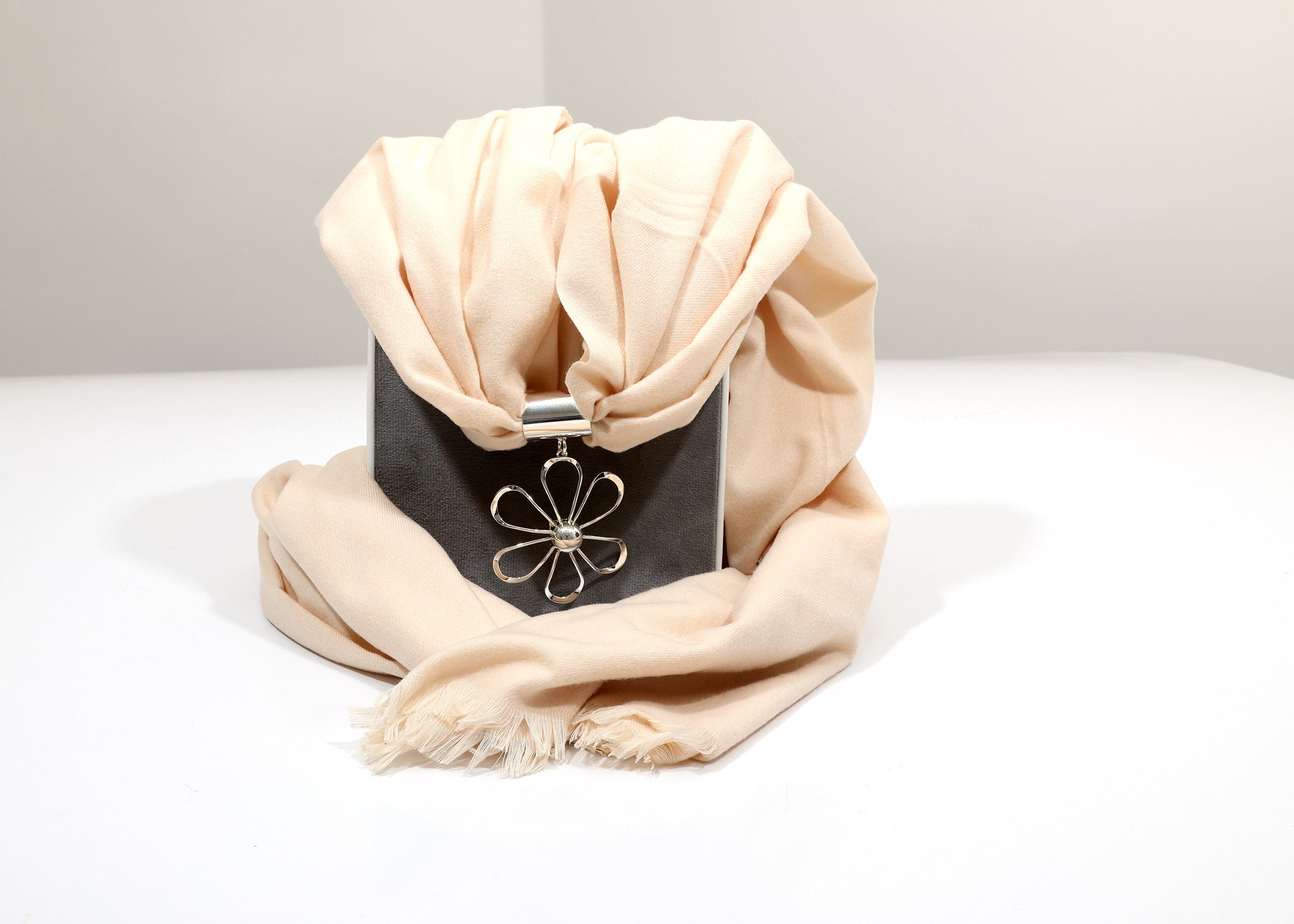 BROCHE FLOR CON PASHMINA
